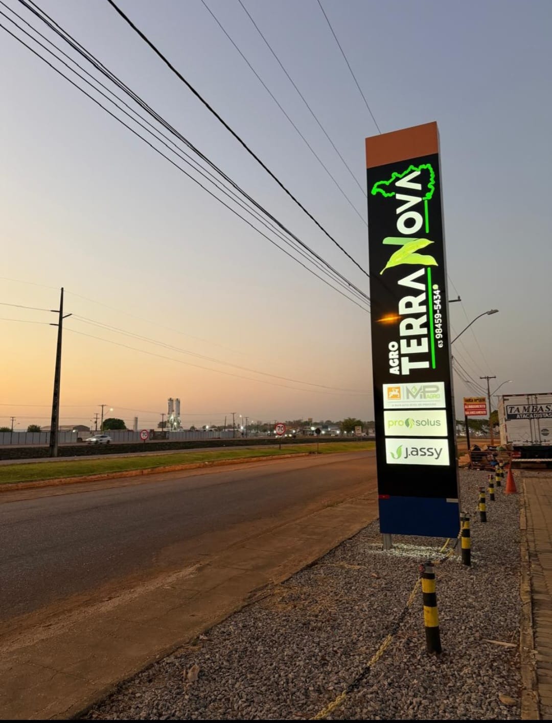 Totem da Agro Terra Nova no fim da tarde, na Avenida Eixo Rodoviário, em Palmas